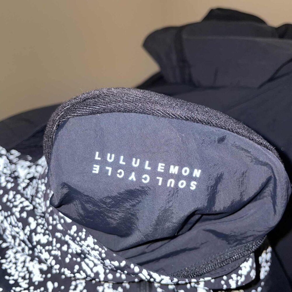 LULULEMON Ride & Reflect Cape/Jacket REFLECTIVE - Very Excellent Condition - Picture 13 of 16